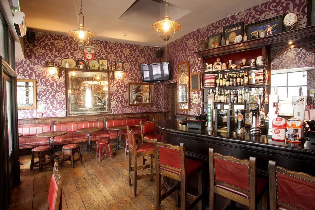 Waterfoot Hotel Лъндъндери Екстериор снимка