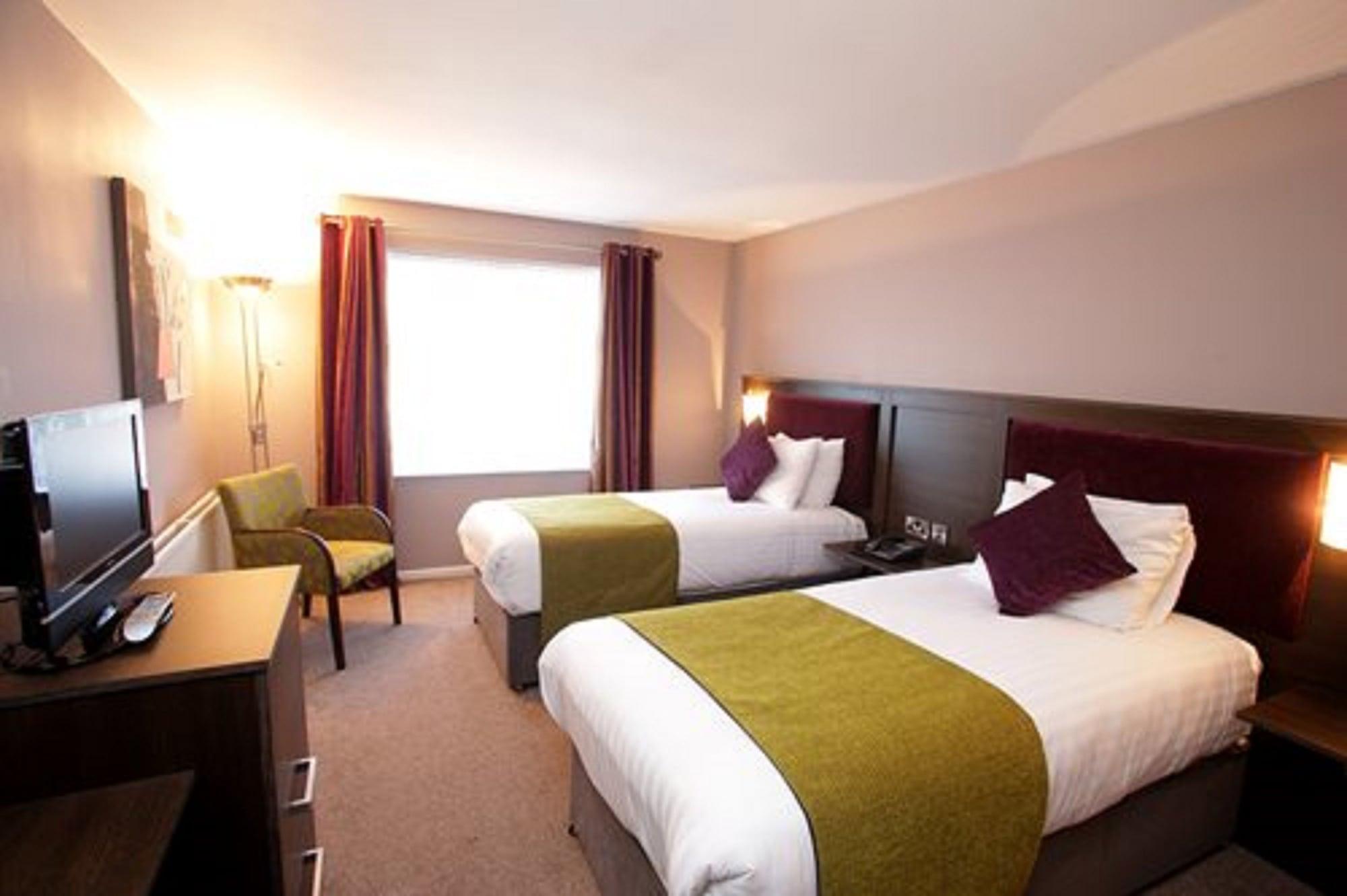 Waterfoot Hotel Лъндъндери Екстериор снимка