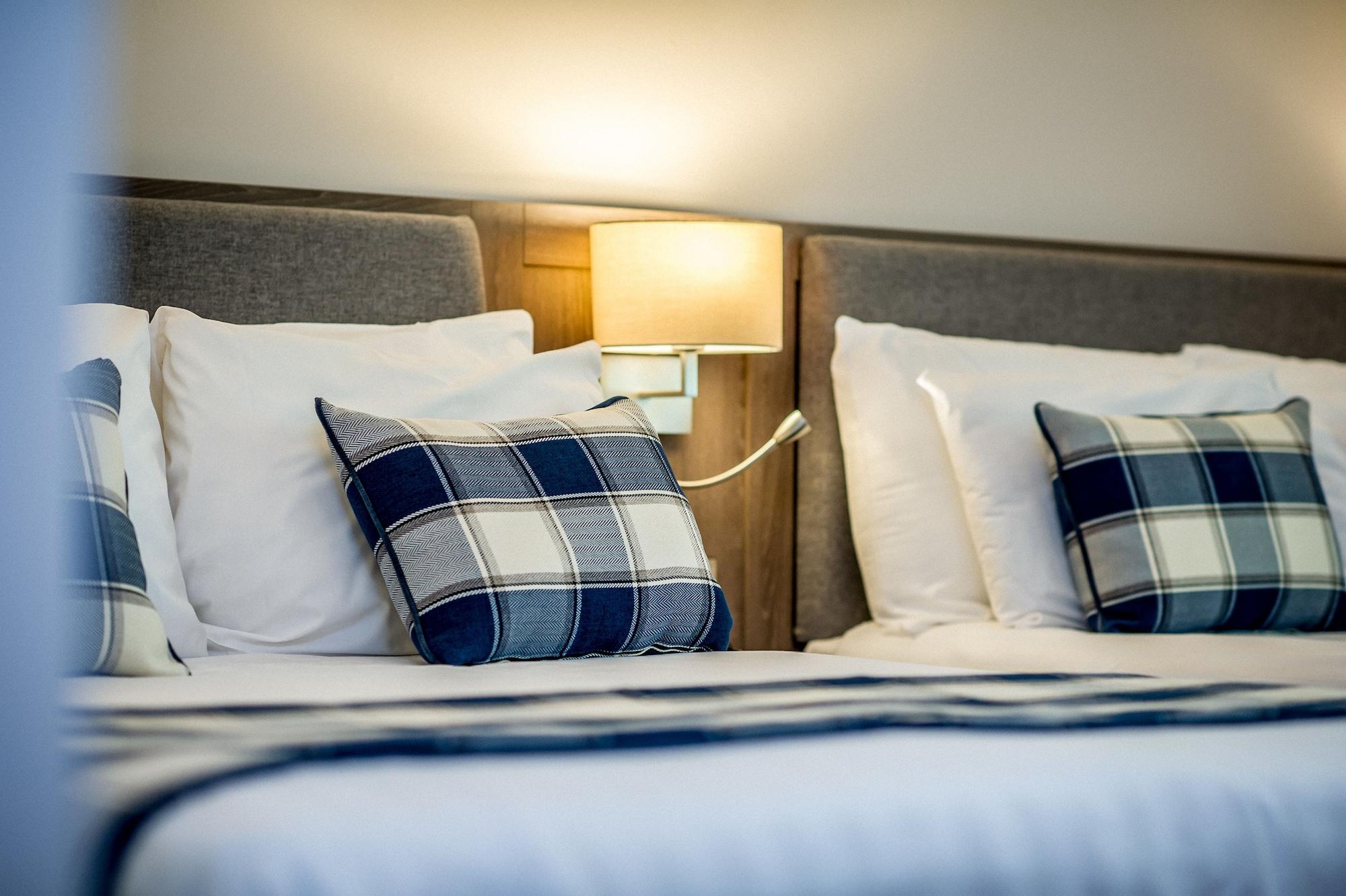 Waterfoot Hotel Лъндъндери Екстериор снимка