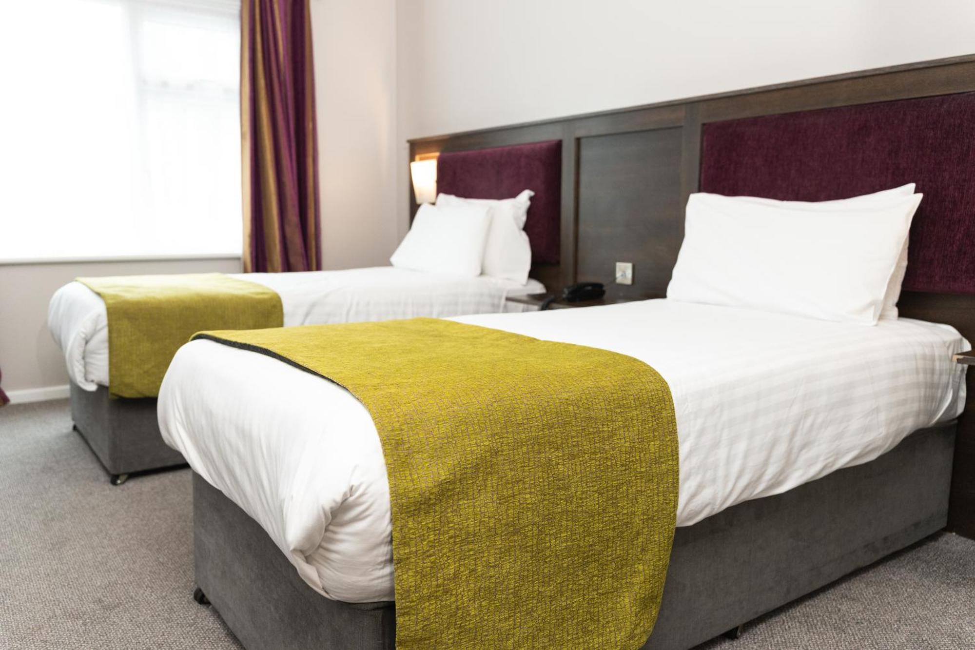 Waterfoot Hotel Лъндъндери Екстериор снимка