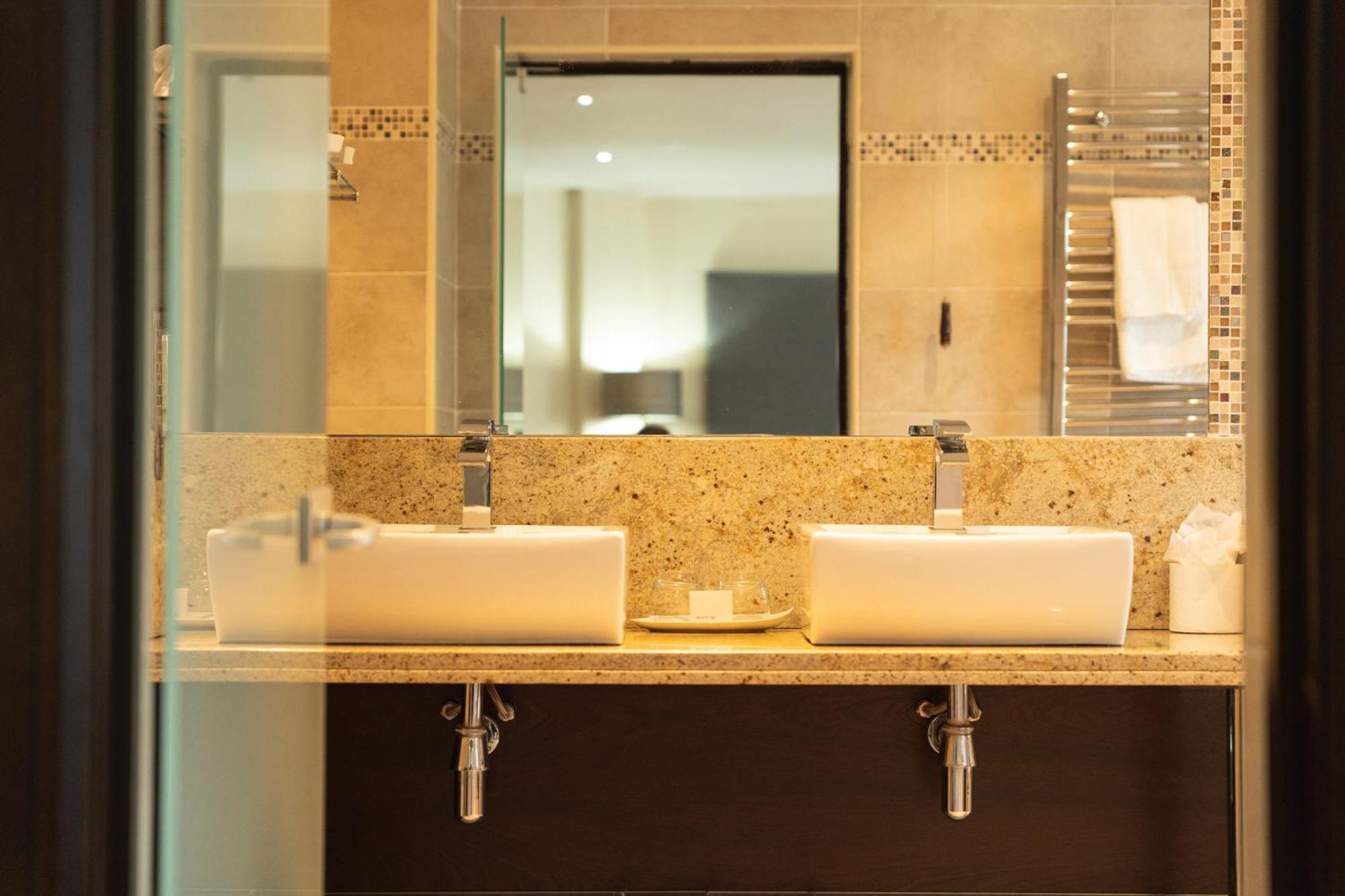 Waterfoot Hotel Лъндъндери Екстериор снимка