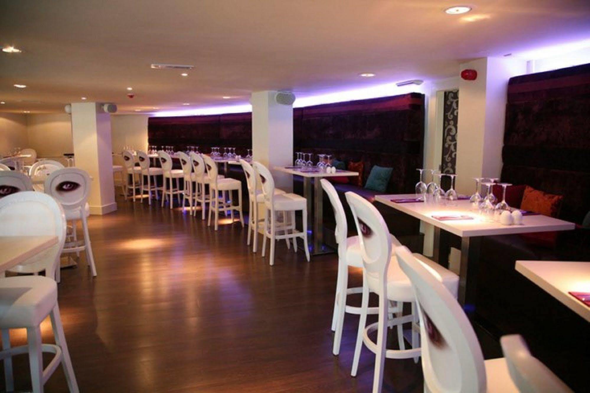 Waterfoot Hotel Лъндъндери Екстериор снимка
