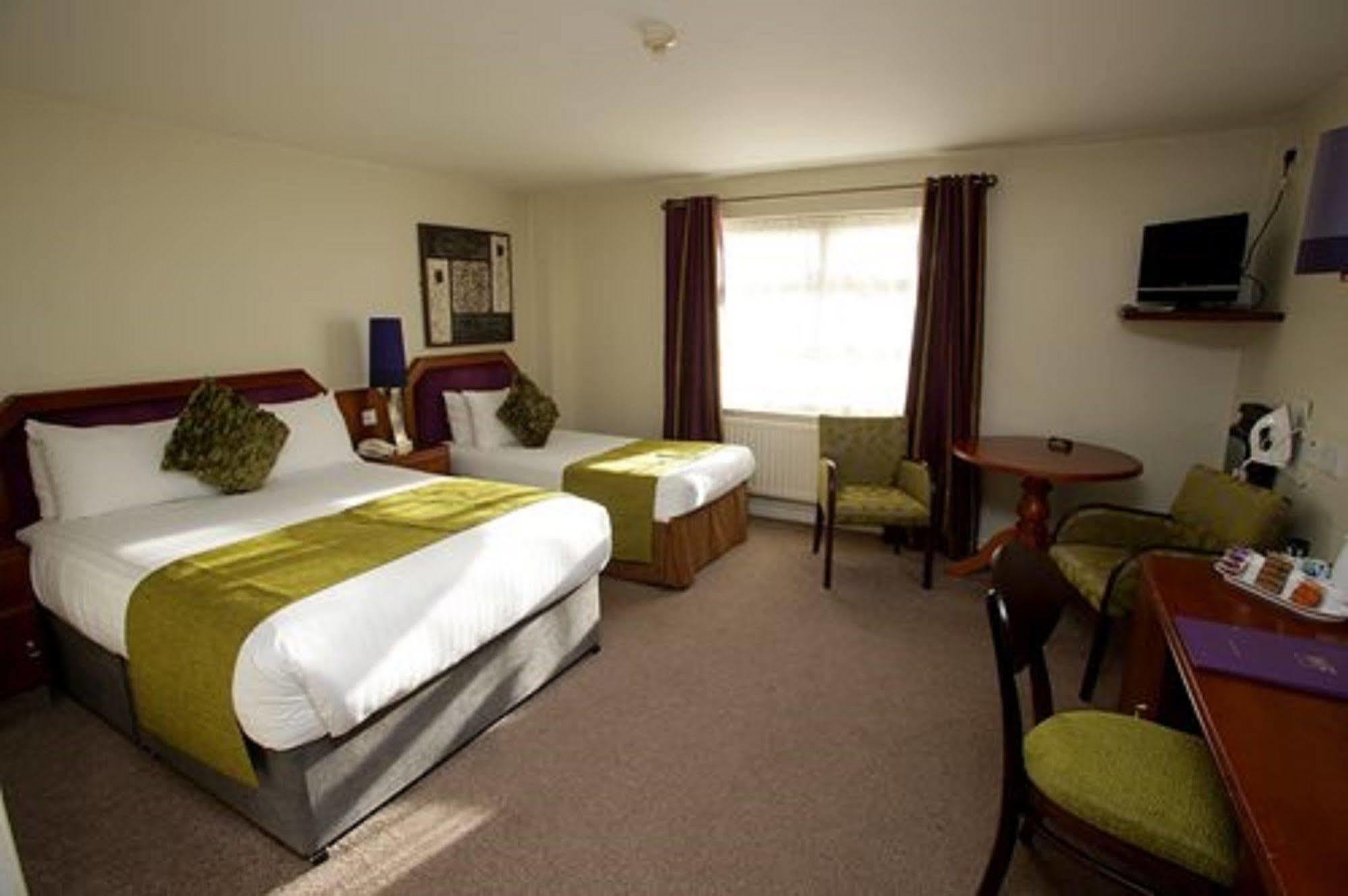 Waterfoot Hotel Лъндъндери Екстериор снимка
