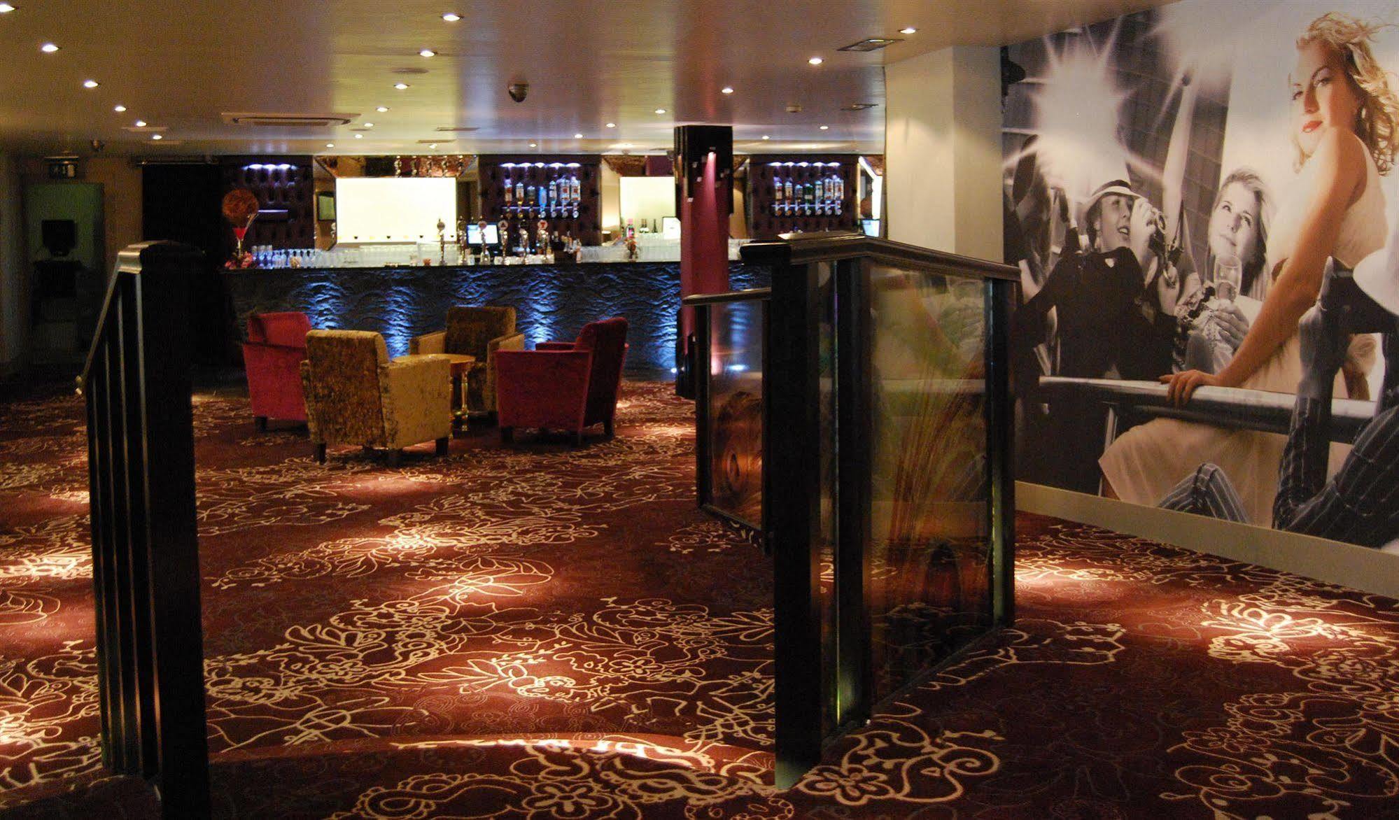 Waterfoot Hotel Лъндъндери Екстериор снимка