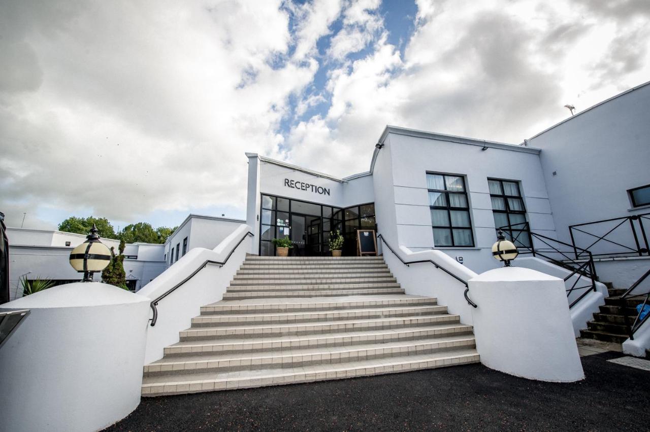 Waterfoot Hotel Лъндъндери Екстериор снимка