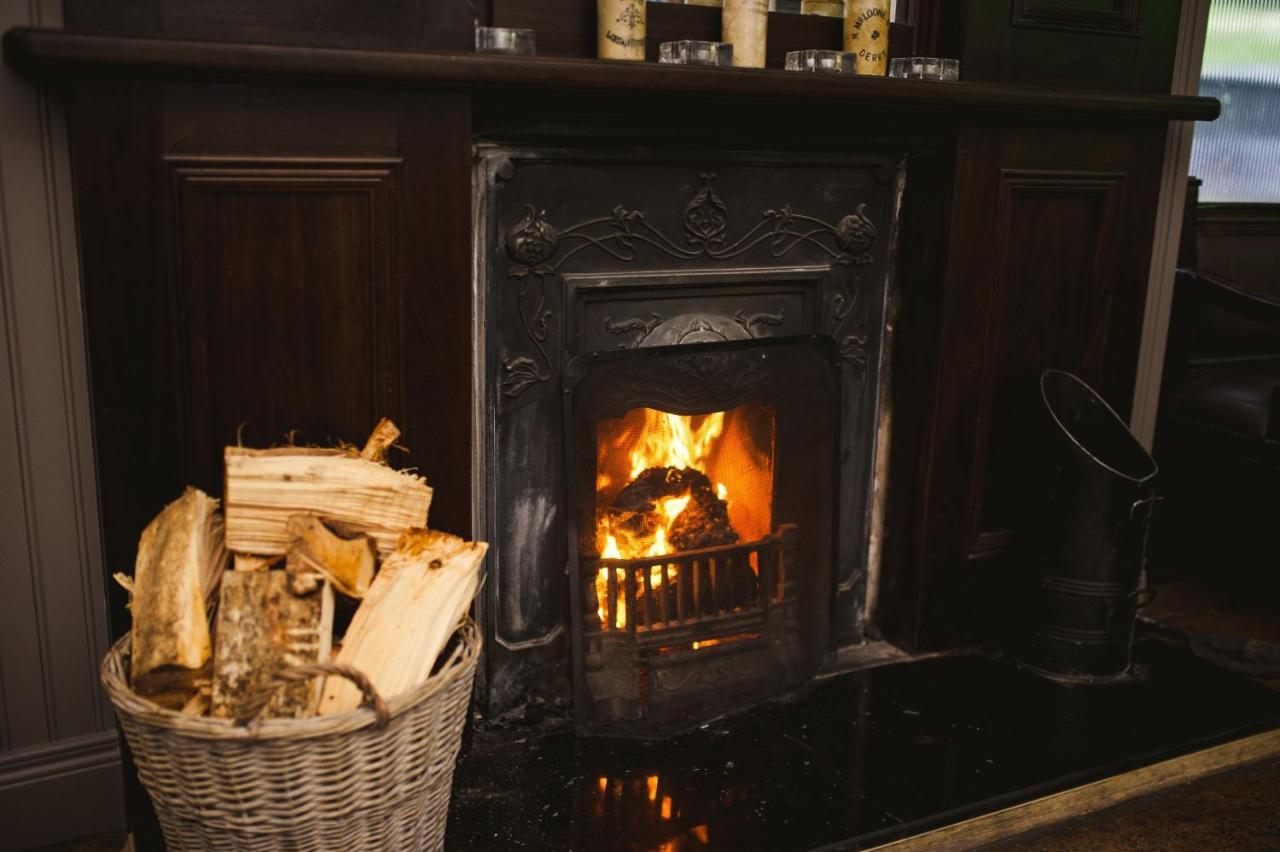 Waterfoot Hotel Лъндъндери Екстериор снимка