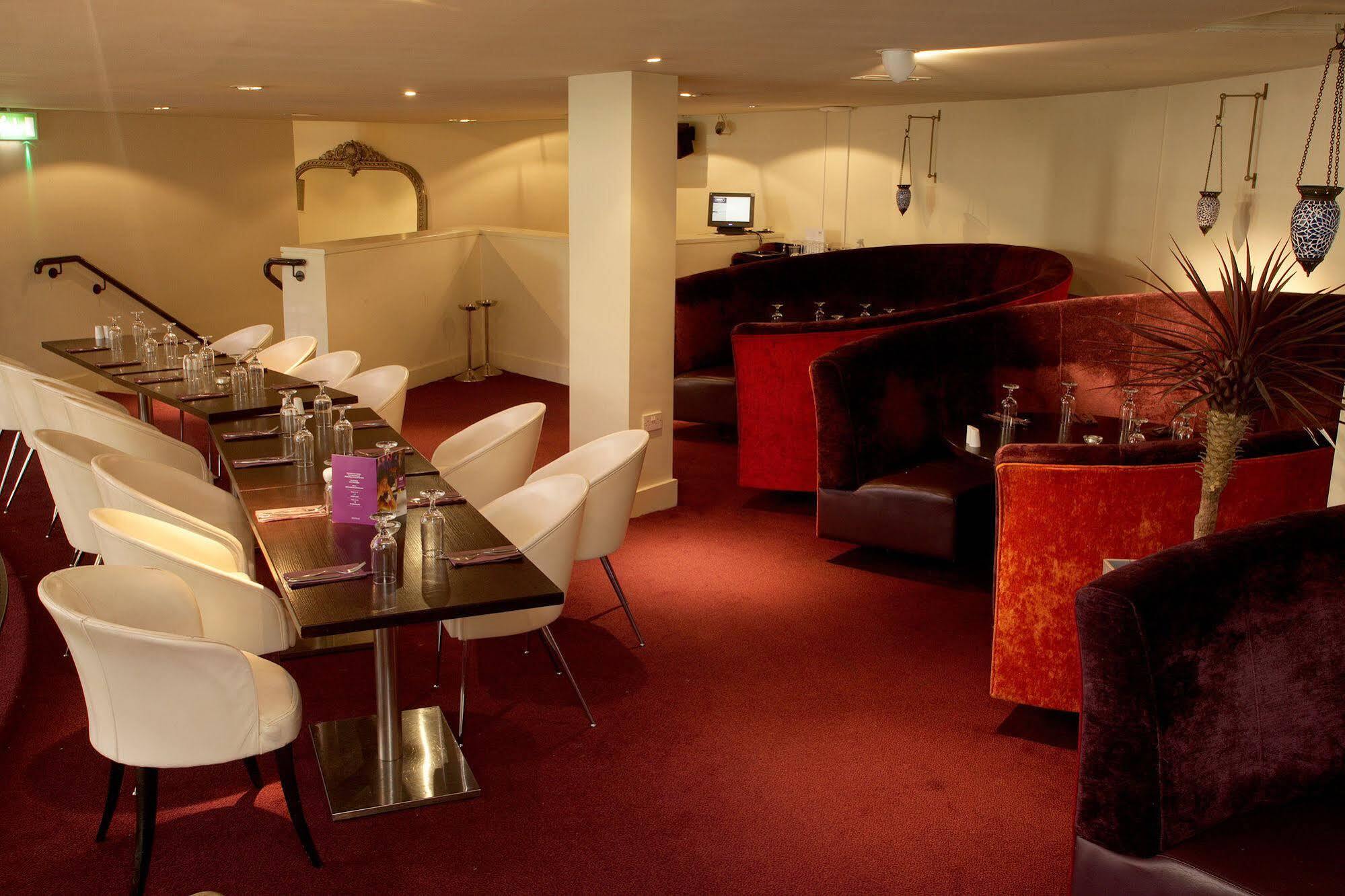 Waterfoot Hotel Лъндъндери Екстериор снимка